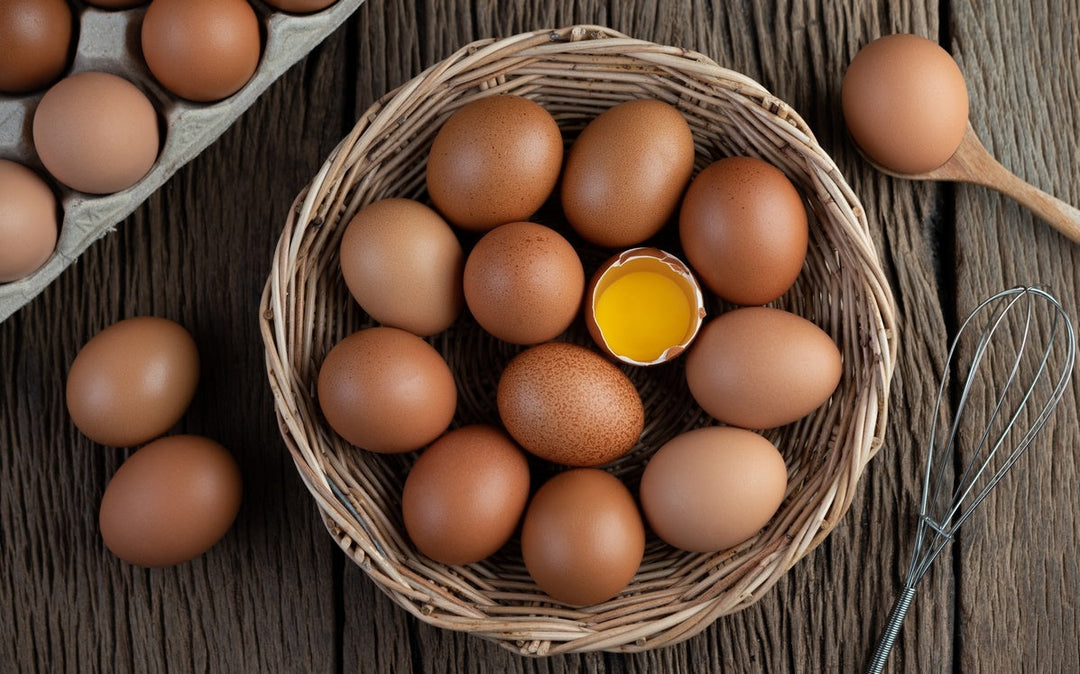 : <a href=https://fr.freepik.com/photos-gratuite/deposer-oeufs-dans-panier-bois-plancher-bois_7365937.htm#fromView=search&page=1&position=9&uuid=034af09c-d270-459b-be4d-d6dbbad80f40&query=oeufs>Image de jcomp sur Freepik</a>